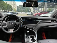 2021 Toyota Camry Hybrid 2.5HG Luxury, белый — фото 5