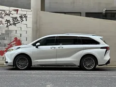 2023 Toyota Sienna 2.5L Hybrid Platinum, белый — фото 3