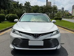 2019 Toyota Camry 2.5G Luxury, белый — фото 2