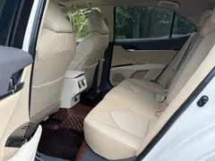 2019 Toyota Camry 2.5G Luxury, белый — фото 9