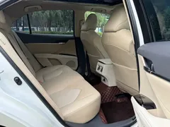 2019 Toyota Camry 2.5G Luxury, белый — фото 11