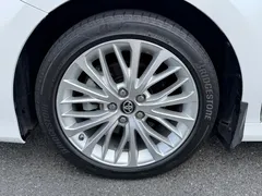 2019 Toyota Camry 2.5G Luxury, белый — фото 22