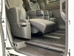 2023 Toyota Alphard 2.5L Hybrid Premium Gold, белый — фото 11
