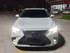 2022 Toyota Avalon Hybrid 2.5L Luxury, белый — фото 2