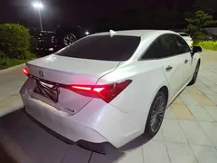 2022 Toyota Avalon Hybrid 2.5L Luxury, белый — фото 9