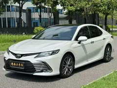 2021 Toyota Camry 2.5G Luxury, белый — фото 1