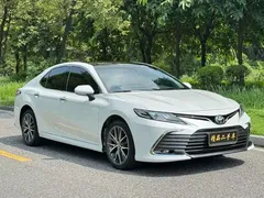 2021 Toyota Camry 2.5G Luxury, белый — фото 3