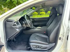 2021 Toyota Camry 2.5G Luxury, белый — фото 4