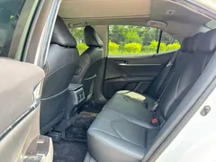 2021 Toyota Camry 2.5G Luxury, белый — фото 5