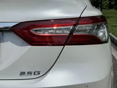2021 Toyota Camry 2.5G Luxury, белый — фото 9