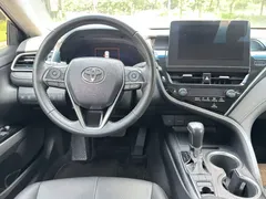 2021 Toyota Camry 2.5G Luxury, белый — фото 11