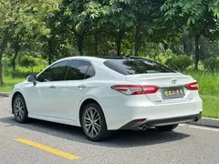 2021 Toyota Camry 2.5G Luxury, белый — фото 12