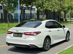 2021 Toyota Camry 2.5G Luxury, белый — фото 14