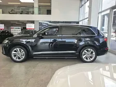 2021 Audi Q7 55 TFSI quattro S line Sport, чёрный — фото 16