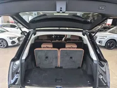 2021 Audi Q7 55 TFSI quattro S line Sport, чёрный — фото 19