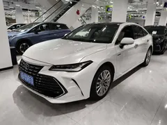 2022 Toyota Avalon Hybrid 2.5L XLE Premium, белый — фото 2