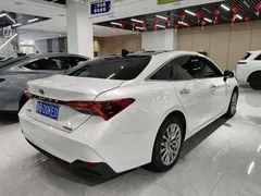 2022 Toyota Avalon Hybrid 2.5L XLE Premium, белый — фото 3
