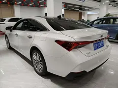 2022 Toyota Avalon Hybrid 2.5L XLE Premium, белый — фото 4