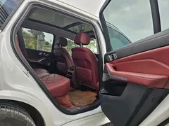 2022 BMW X5 30Li Premium M Sport Package, белый — фото 16