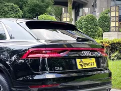 2022 Audi Q8 55 TFSI Luxury Dynamic, чёрный — фото 28
