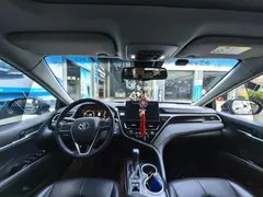 2023 Toyota Camry Hybrid 2.5HG Luxury, чёрный — фото 9