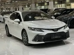 2021 Toyota Camry 2.5G Luxury, белый — фото 3