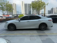 2021 Toyota Camry Hybrid 2.5HG Luxury, белый — фото 3