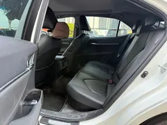 2021 Toyota Camry Hybrid 2.5HG Luxury, белый — фото 7