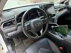 2021 Toyota Camry Hybrid 2.5HG Luxury, белый — фото 9