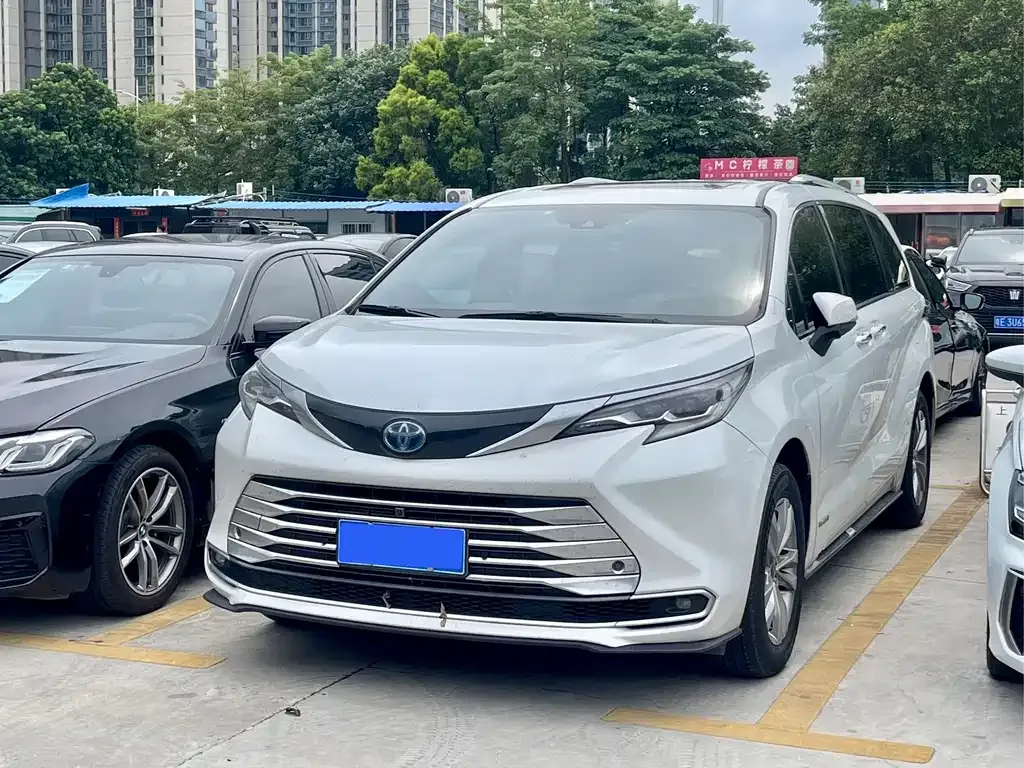 2021 Toyota Sienna 2.5L Hybrid Platinum