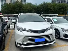 2021 Toyota Sienna 2.5L Hybrid Platinum, белый — фото 2