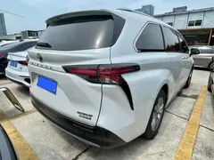 2021 Toyota Sienna 2.5L Hybrid Platinum, белый — фото 3