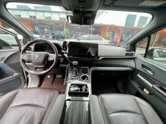 2021 Toyota Sienna 2.5L Hybrid Platinum, белый — фото 4
