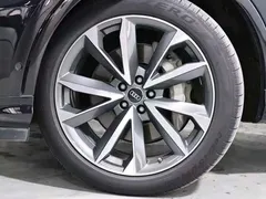 2023 Audi Q7 55 TFSI quattro S line Sport, чёрный — фото 23