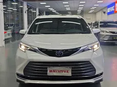 2023 Toyota Sienna 2.5L Hybrid Premium, белый — фото 2