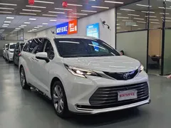 2023 Toyota Sienna 2.5L Hybrid Premium, белый — фото 3