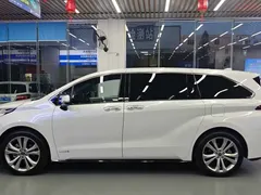 2023 Toyota Sienna 2.5L Hybrid Premium, белый — фото 4
