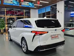 2023 Toyota Sienna 2.5L Hybrid Premium, белый — фото 19