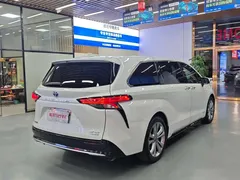 2023 Toyota Sienna 2.5L Hybrid Premium, белый — фото 21