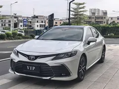 2023 Toyota Camry 2.5G Luxury, белый — фото 1