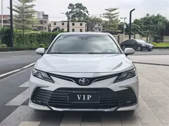 2023 Toyota Camry 2.5G Luxury, белый — фото 2