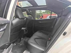 2023 Toyota Camry 2.5G Luxury, белый — фото 5