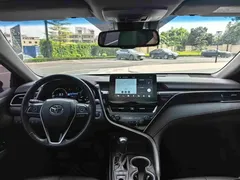 2023 Toyota Camry 2.5G Luxury, белый — фото 6