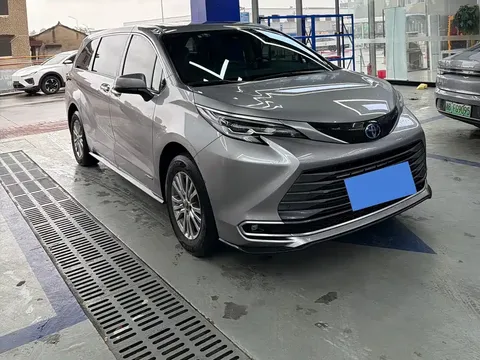 2023 Toyota Sienna 2.5L Hybrid Luxury