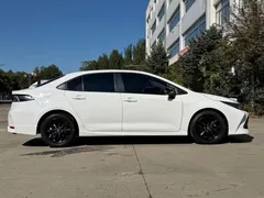 2021 Toyota Corolla TNGA 1.5L CVT GR Sport, белый — фото 4