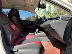 2021 Toyota Corolla TNGA 1.5L CVT GR Sport, белый — фото 16