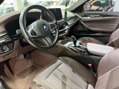 2021 BMW 5 Series 525Li M Sport Package, чёрный — фото 5