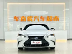 2022 Lexus ES 300h Excellence, белый — фото 3