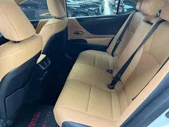 2022 Lexus ES 300h Excellence, белый — фото 10