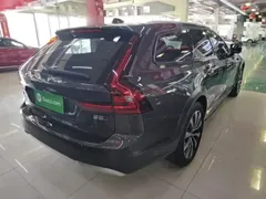 2021 Volvo V90 Cross Country B5 AWD — фото 7